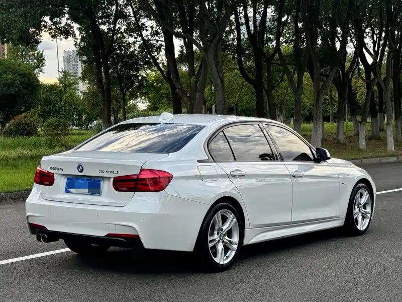 BMW 3 Series 2018 — фото 9