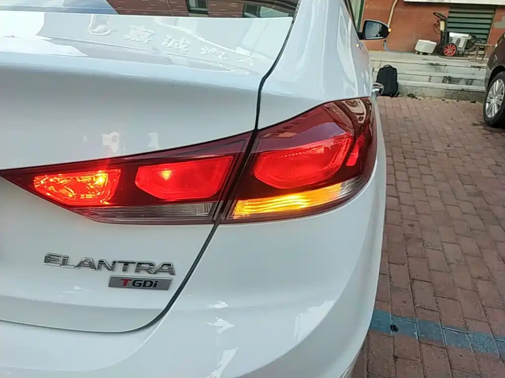 Hyundai Elantra 2018 — фото 8