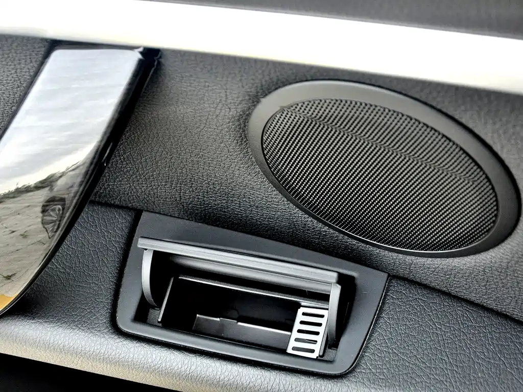 BMW 3 Series 2018 — фото 19