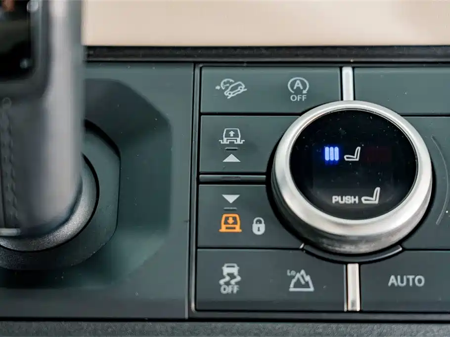 Land Rover Defender 2021 — фото 16