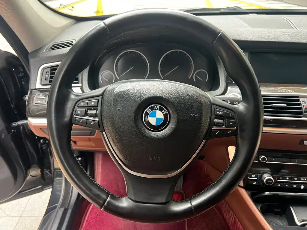 BMW 5 Series GT 2011 — фото 16