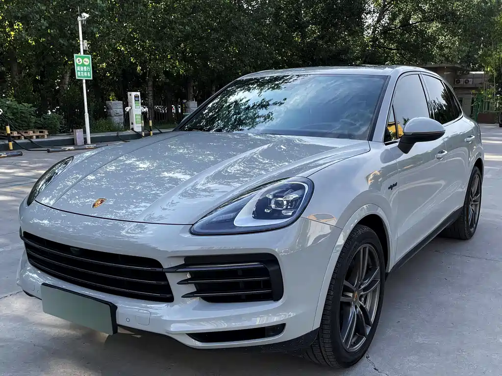 Porsche Cayenne Hybrid 2023