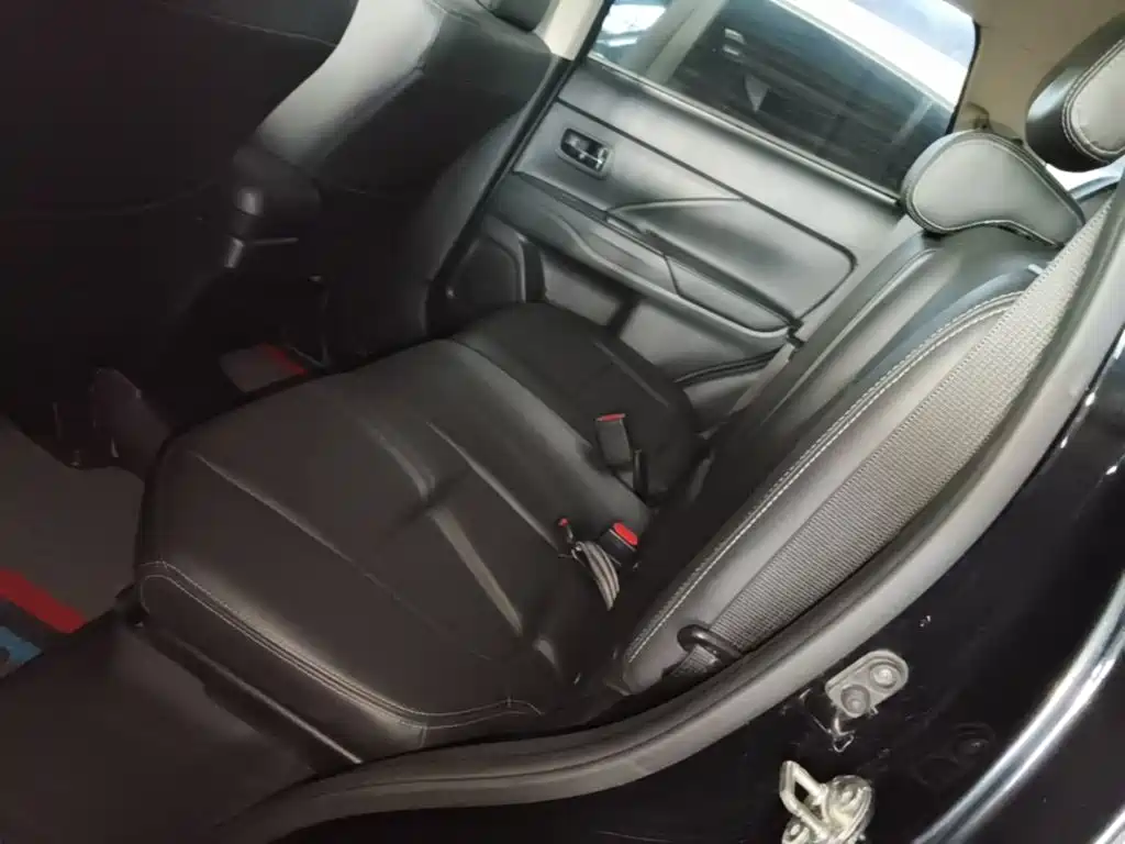 Mitsubishi Outlander 2017 — фото 17