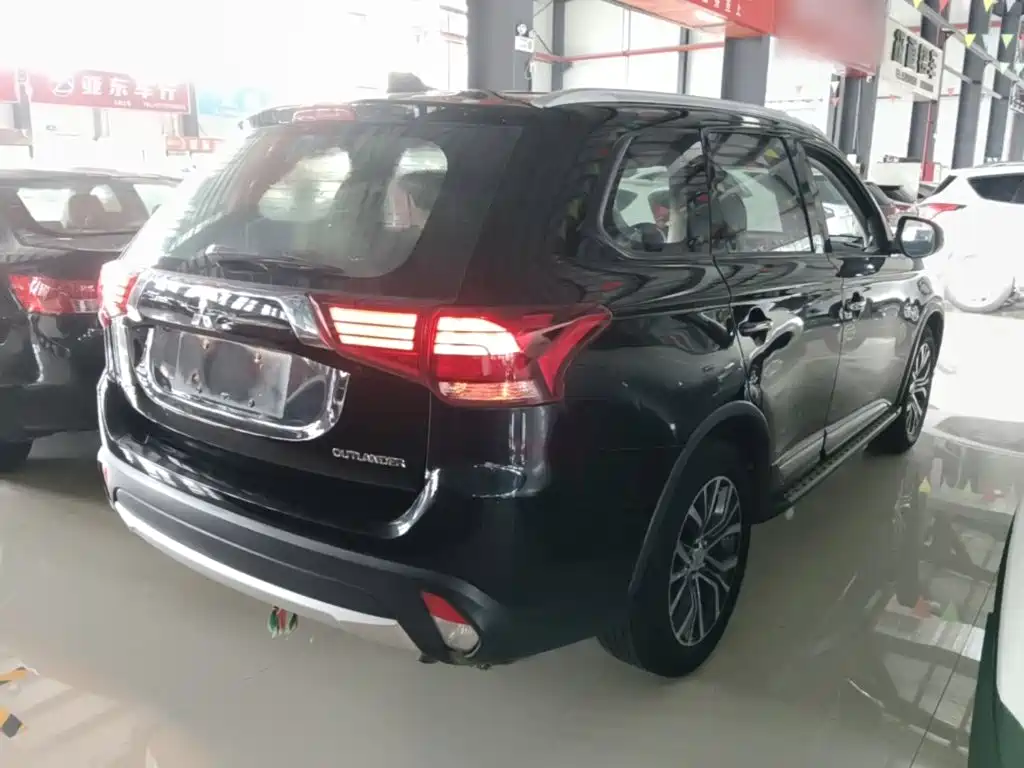 Mitsubishi Outlander 2017 — фото 7