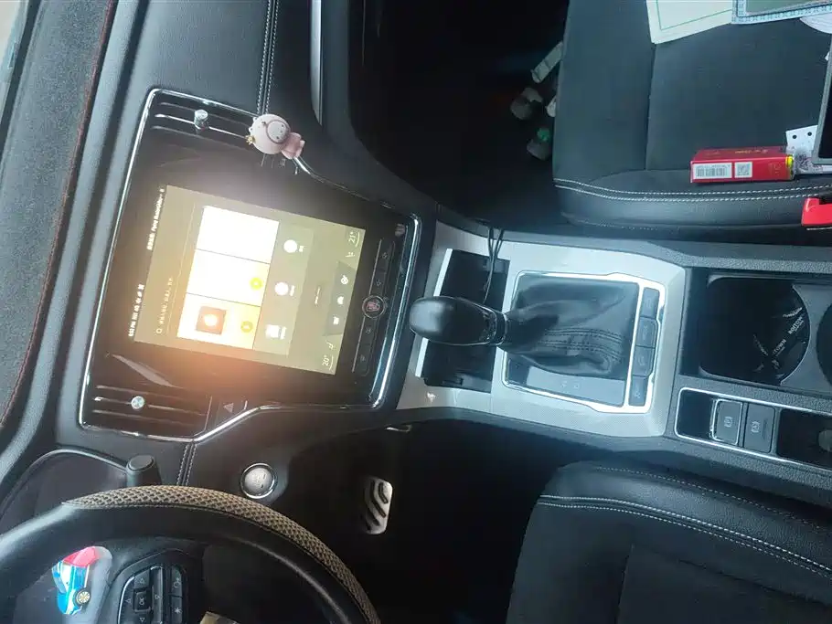 Roewe RX5 New Energy 2017 — фото 13