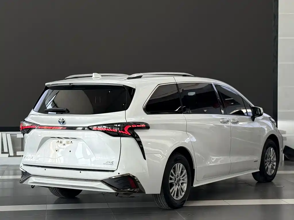 Toyota Sienna 2023 — фото 5