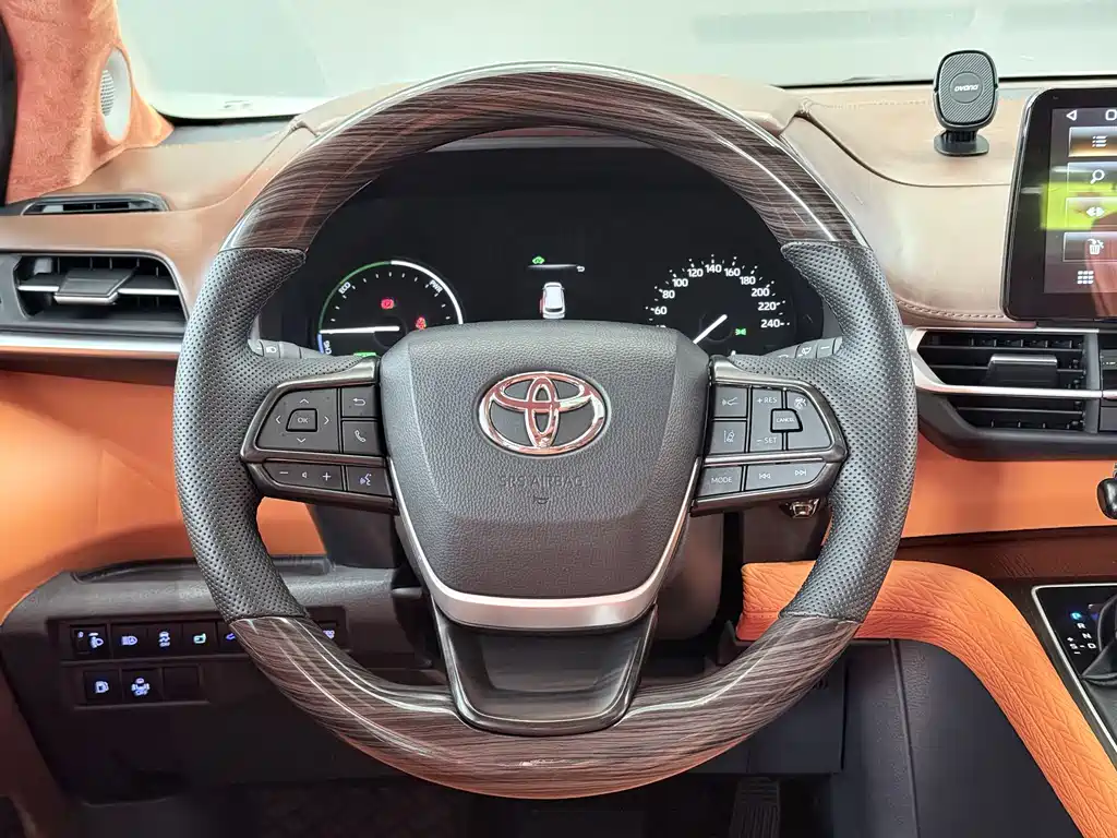 Toyota Sienna 2023 — фото 16