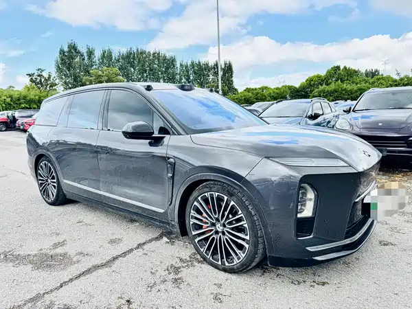 NIO ES8 2025