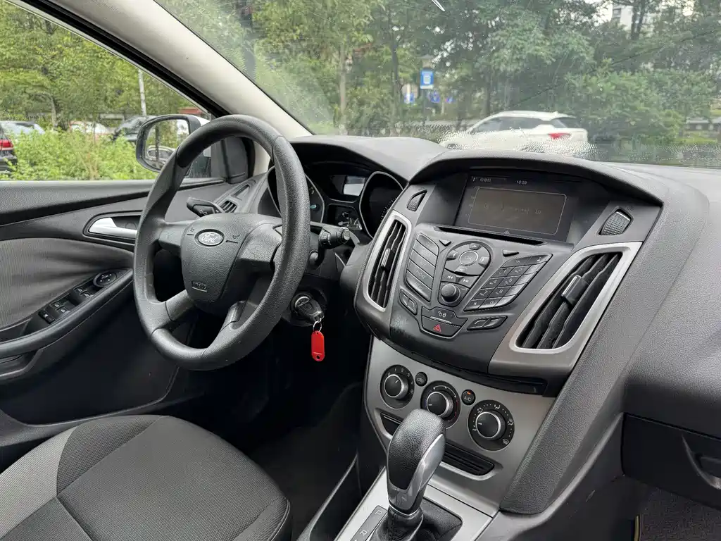 Ford Focus 2013 — фото 10