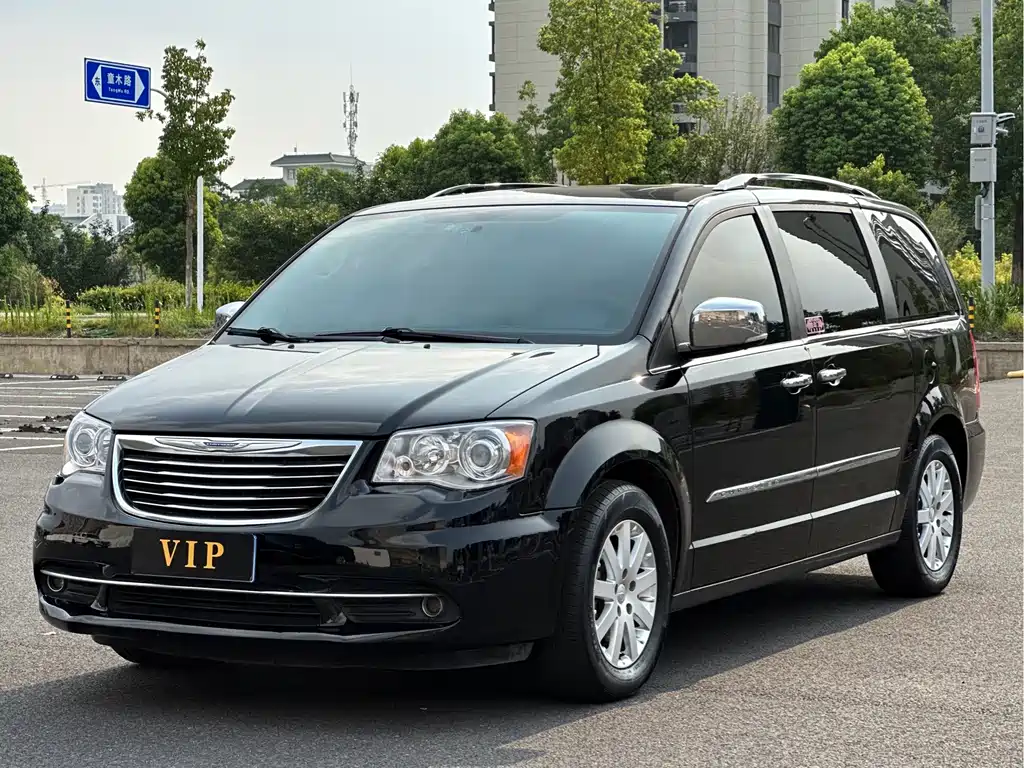 Chrysler Grand Voyager 2015 — фото 1