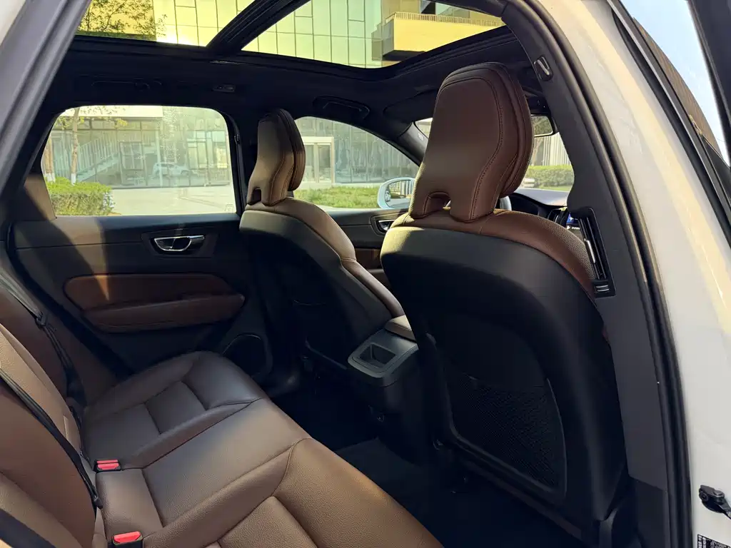 Volvo XC60 2021 — фото 19