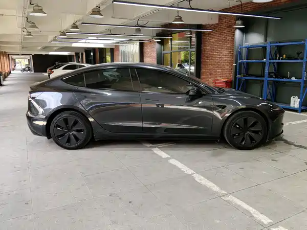Tesla Model 3 2024