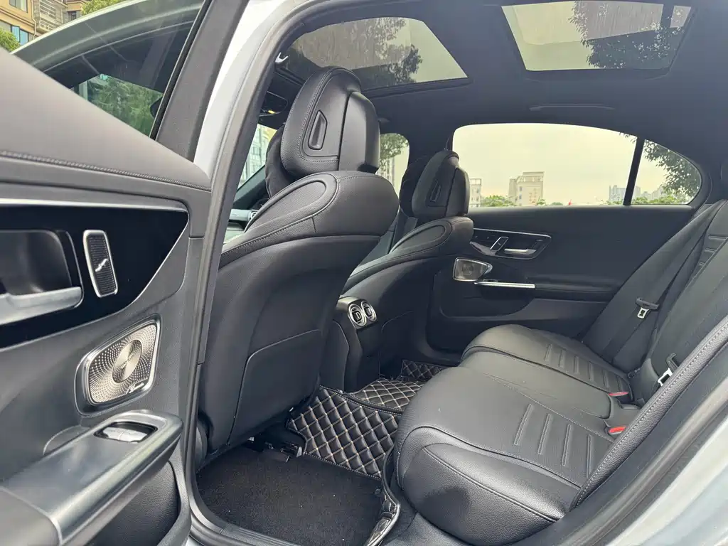 Mercedes-Benz C-Class 2023 — фото 12