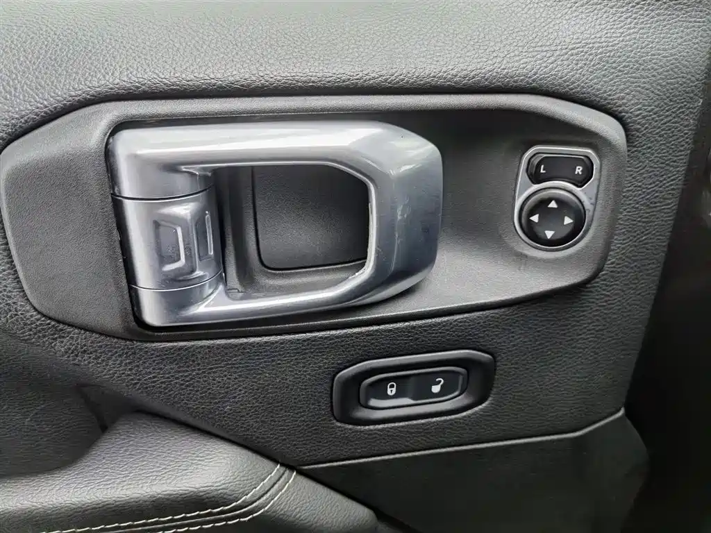 Jeep Wrangler 2020 — фото 9