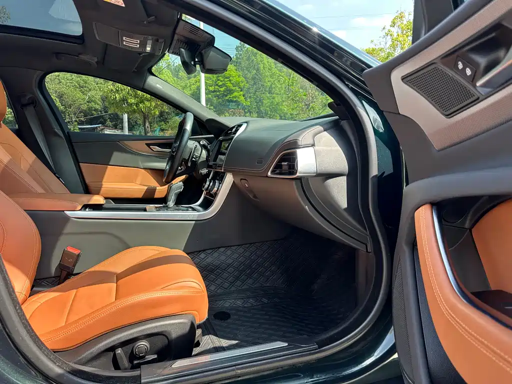 Jaguar XEL 2023 — фото 12