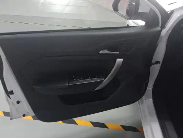 MG GT 2014