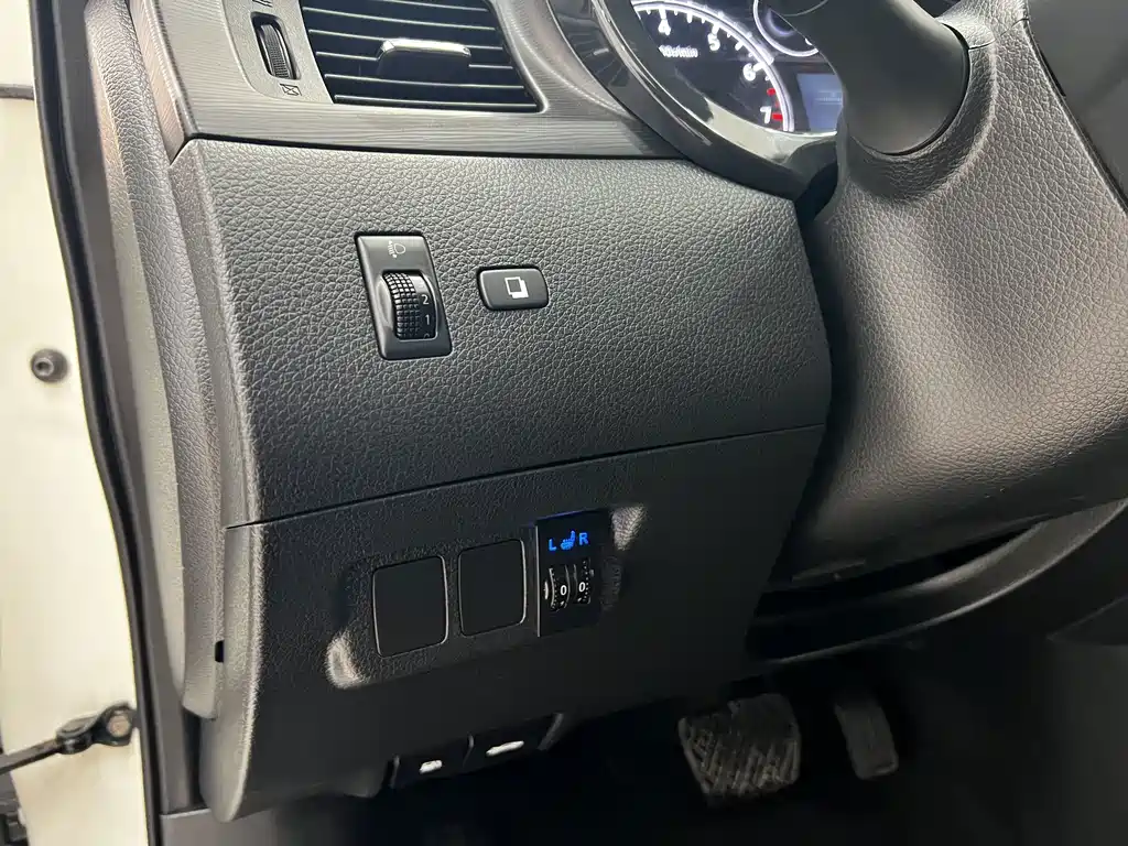Nissan Tiida 2015 — фото 11
