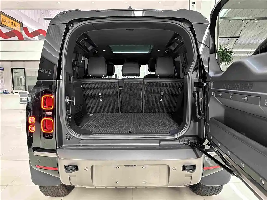 Land Rover Defender 2024 — фото 26