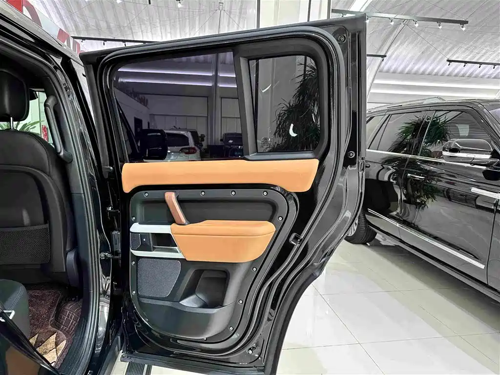 Land Rover Defender 2024 — фото 30
