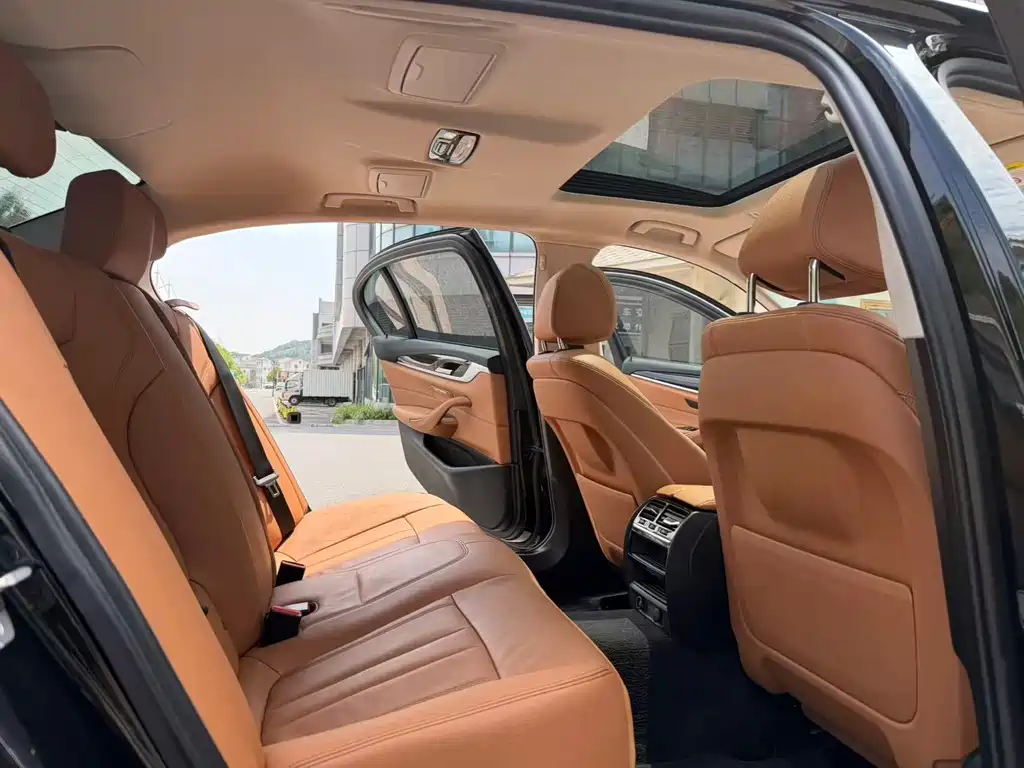 BMW 5 Series 2018 — фото 10