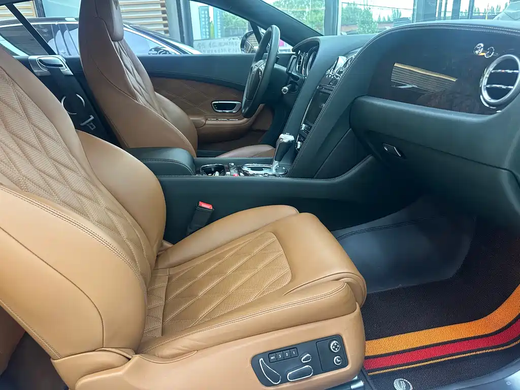 Bentley Continental 2016 — фото 13