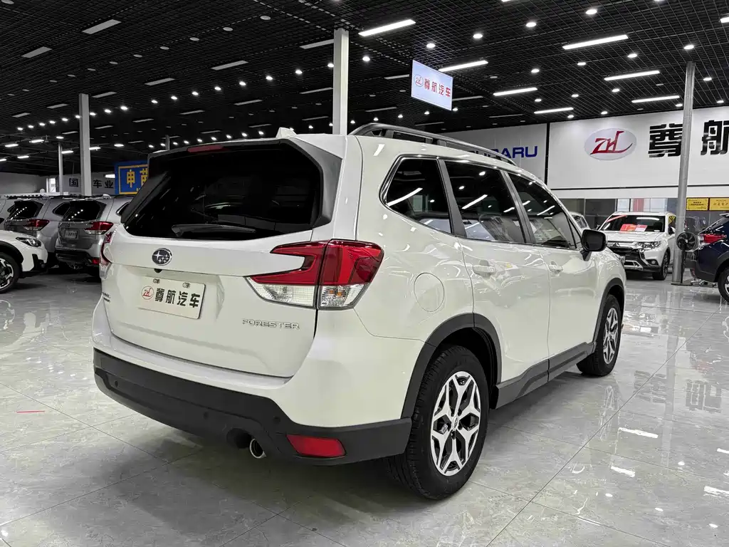 Subaru Forester 2023 — фото 8