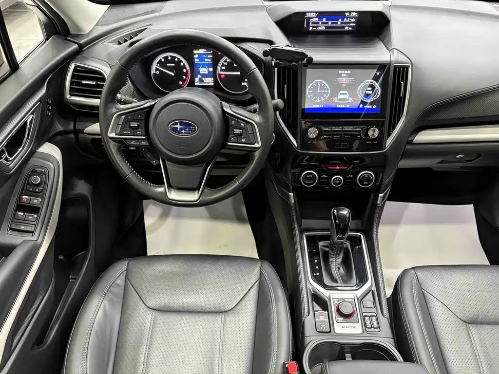 Subaru Forester 2023 — фото 12
