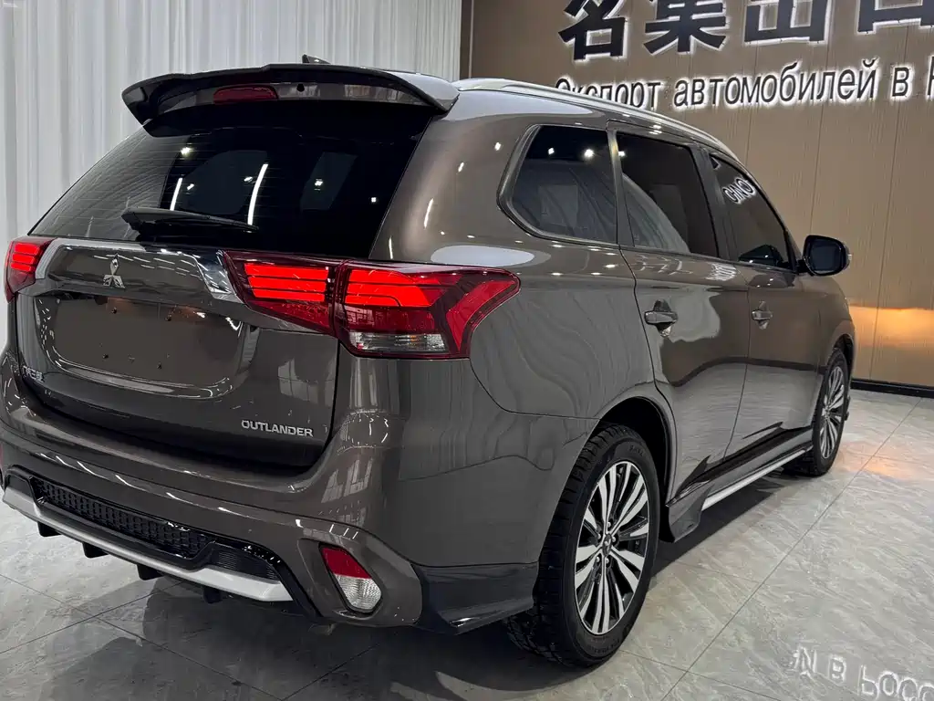 Mitsubishi Outlander 2022 — фото 5