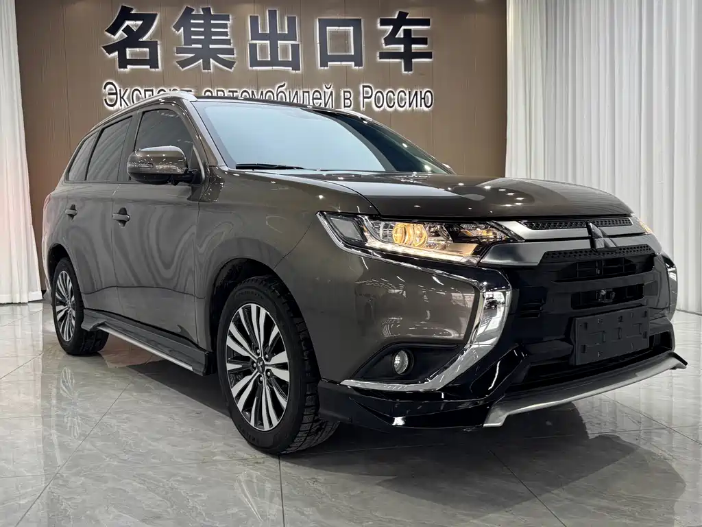 Mitsubishi Outlander 2022 — фото 2