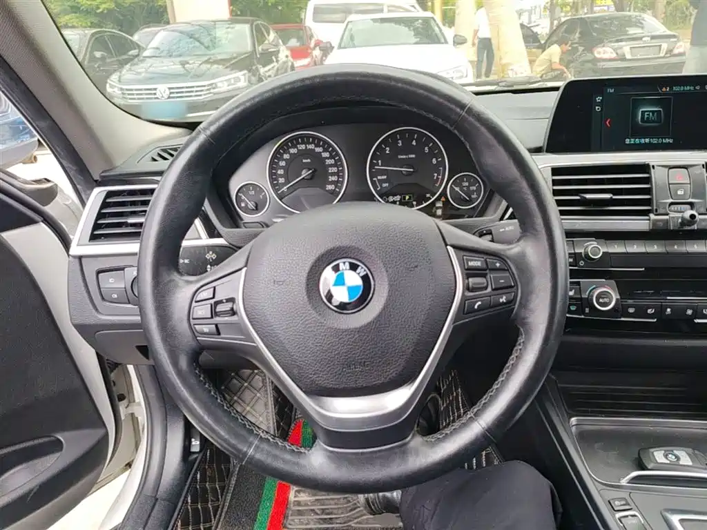BMW 3 Series 2018 — фото 11