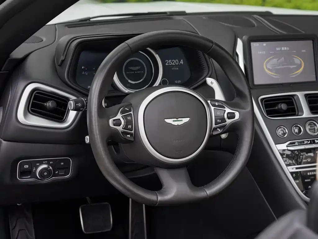 Aston Martin DB11 2020 — фото 14