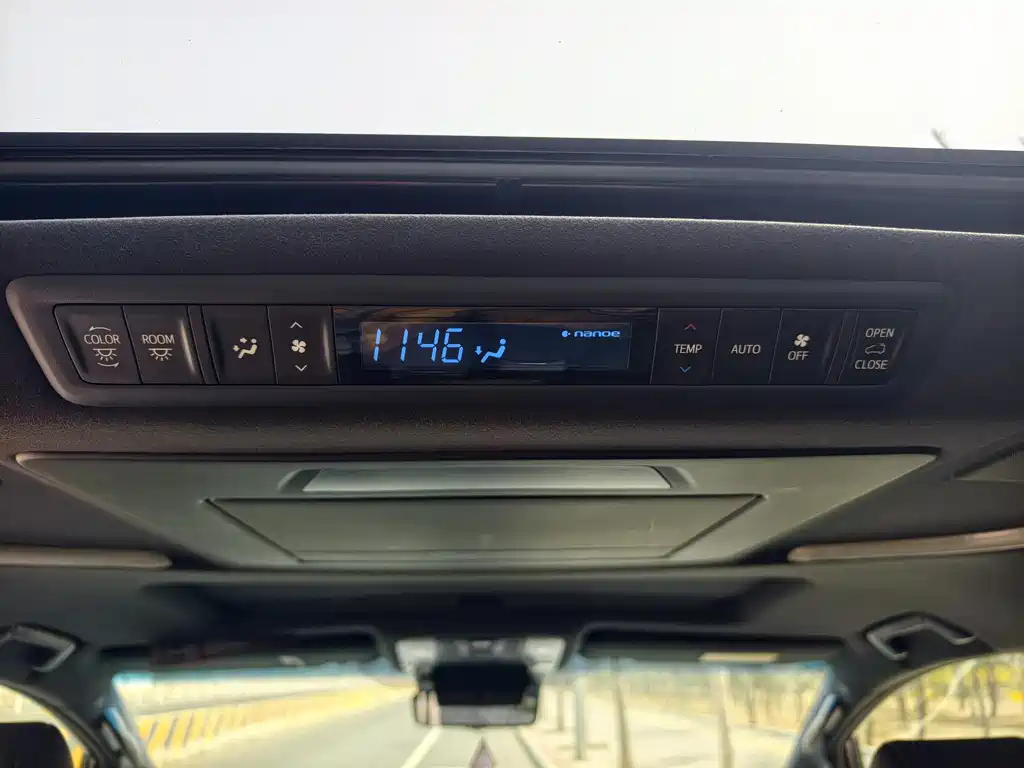 Toyota Alphard 2021 — фото 21