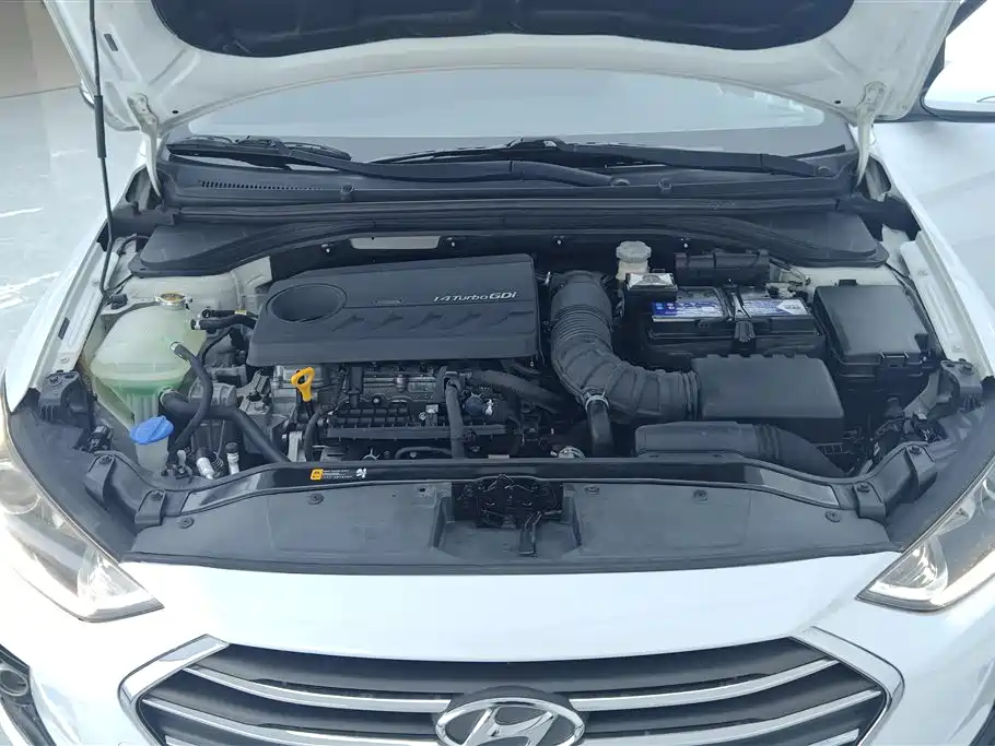 Hyundai Elantra 2018 — фото 10