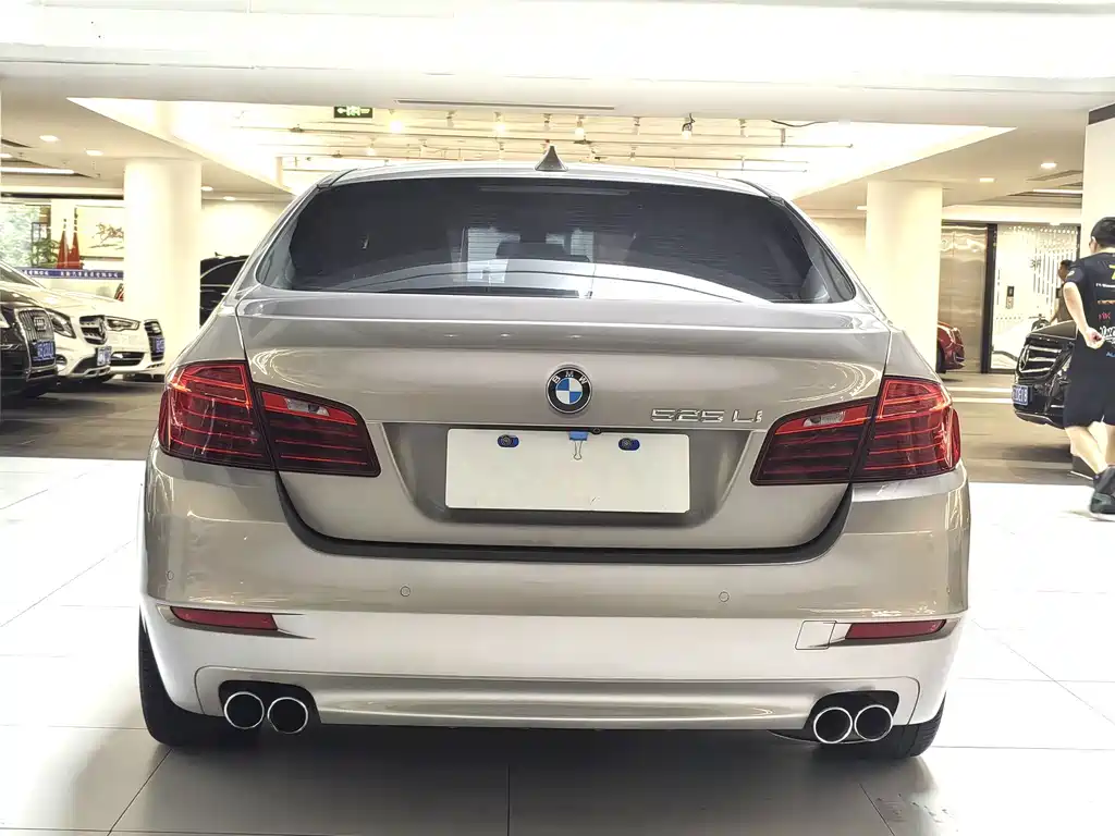 BMW 5 Series 2017 — фото 10