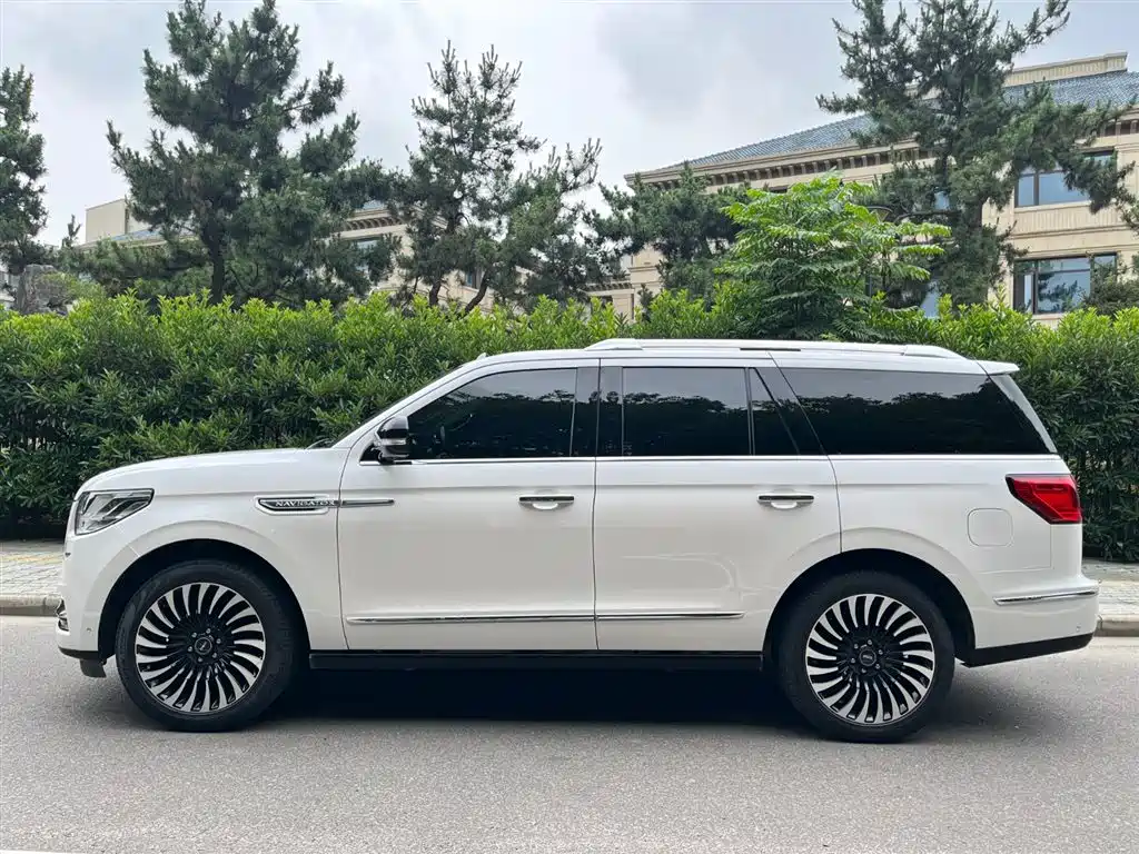 Lincoln Navigator 2018 — фото 17