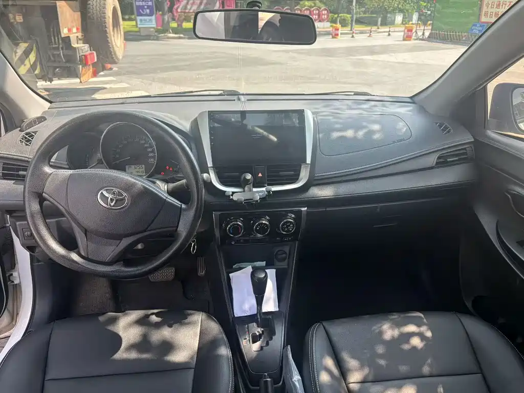 Toyota Yaris L 2019 — фото 9