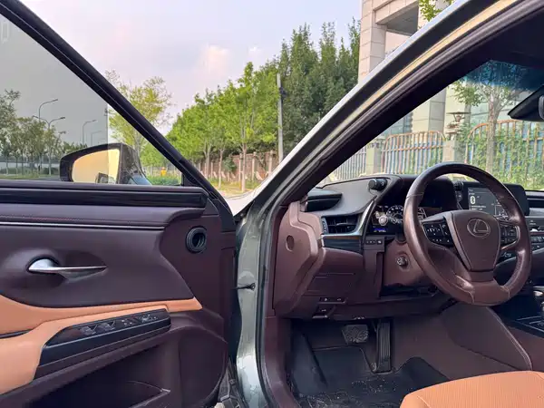 Lexus ES 2021