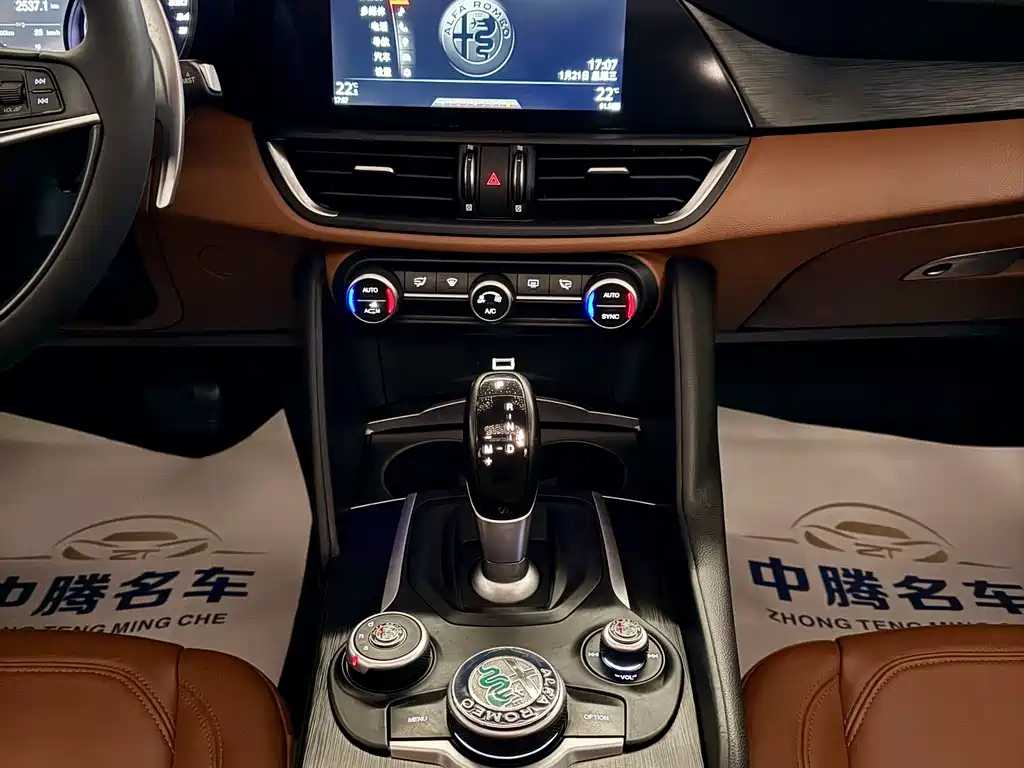 Alfa Romeo Giulia 2019 — фото 16