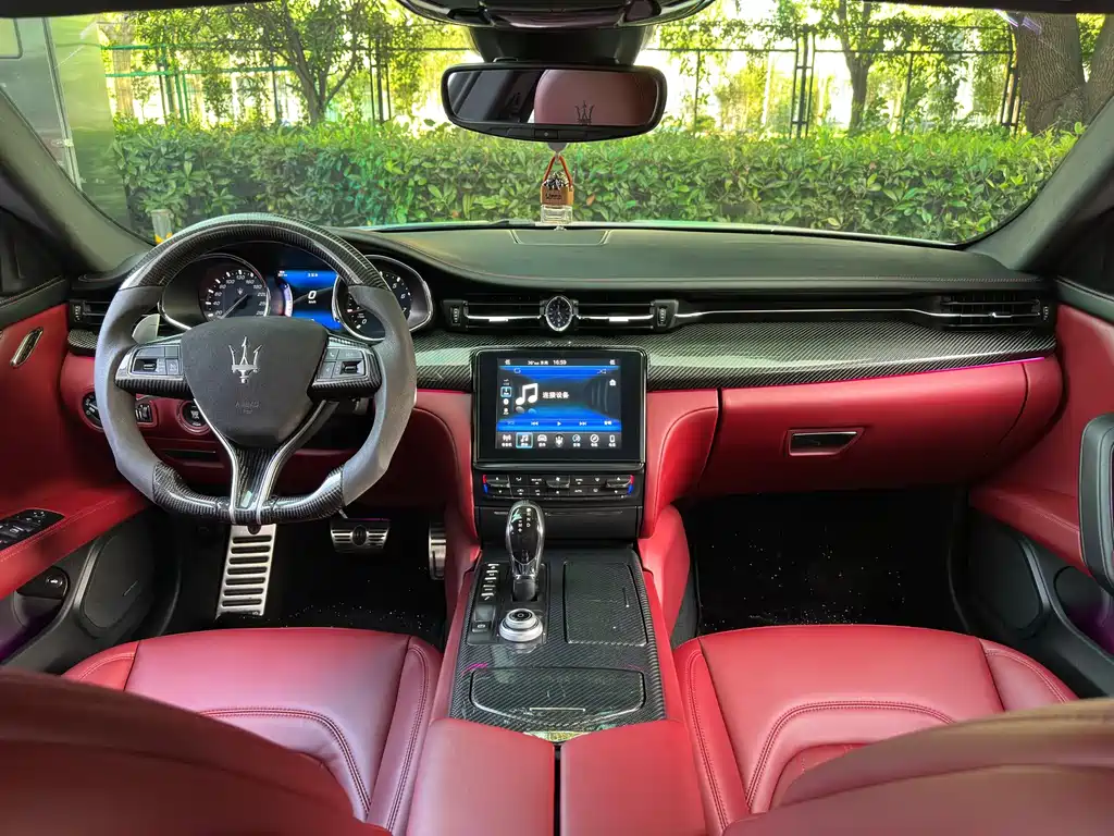 Maserati Quattroporte 2017 — фото 18