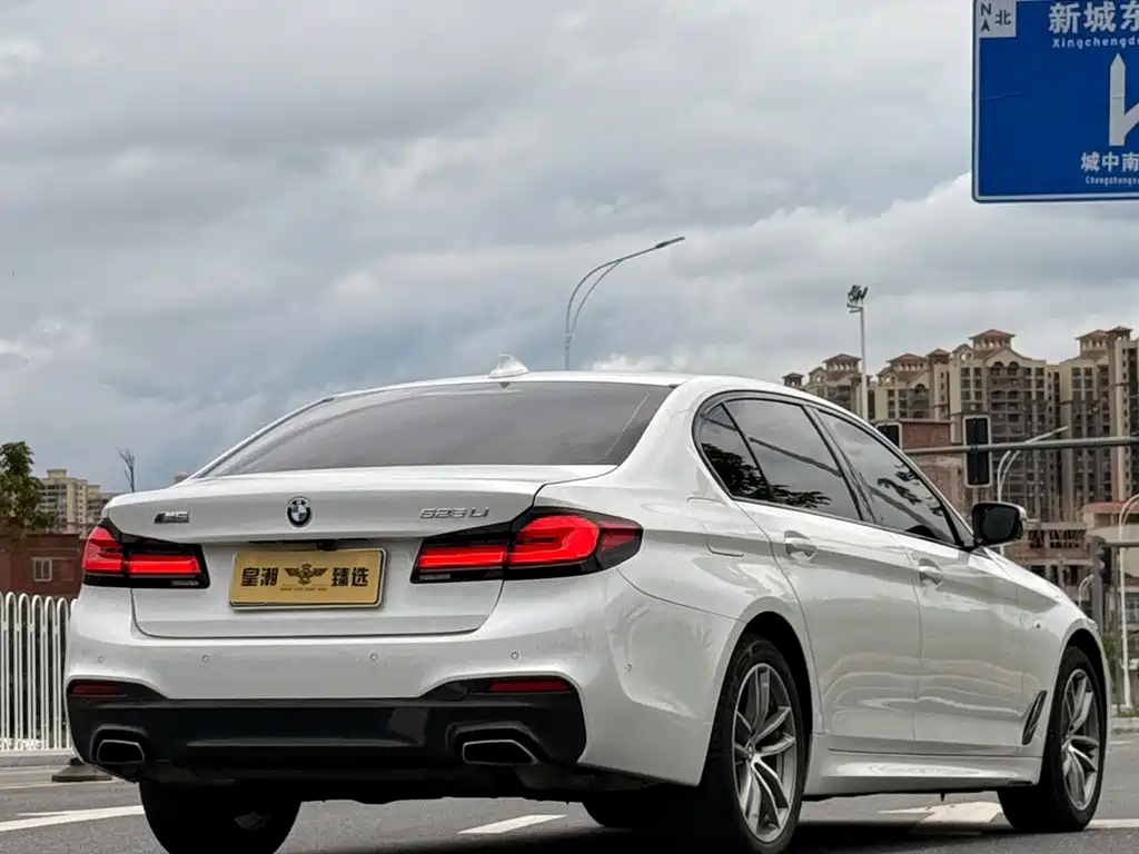 BMW 5 Series 2019 — фото 13