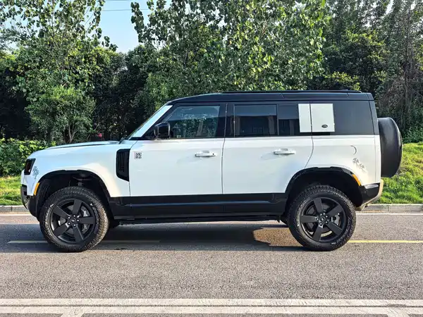 Land Rover Defender 2024