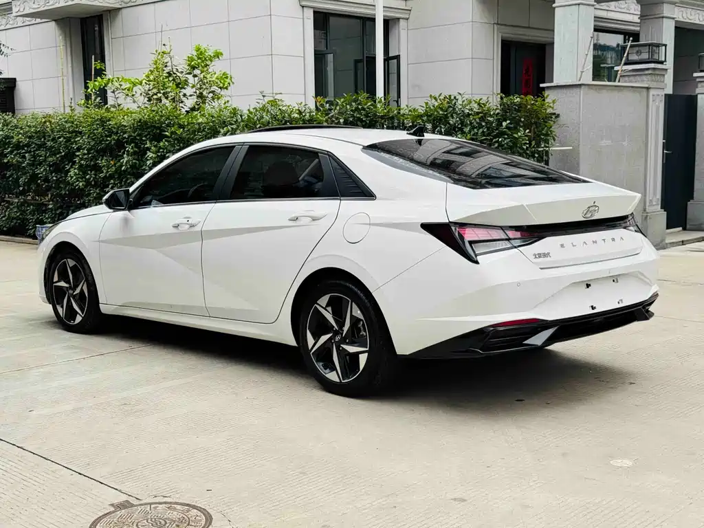 Hyundai Elantra 2022 — фото 10