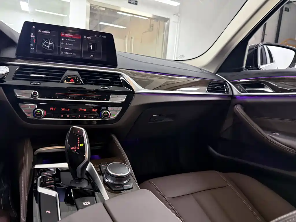 BMW 5 Series 2018 — фото 18