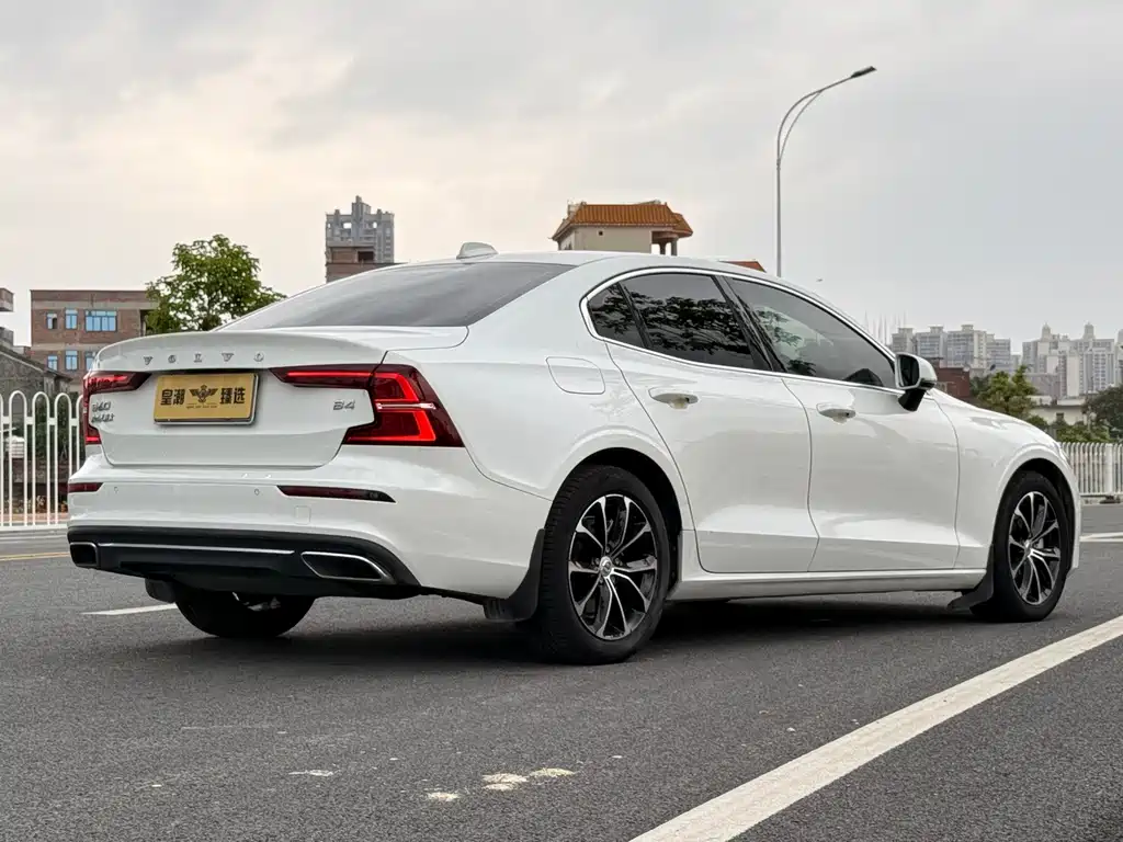 Volvo S60 2022 — фото 20