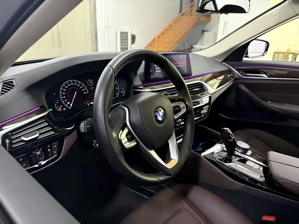 BMW 5 Series 2018 — фото 10