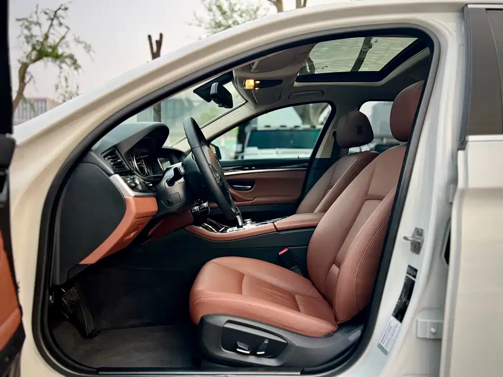 BMW 5 Series 2015 — фото 26