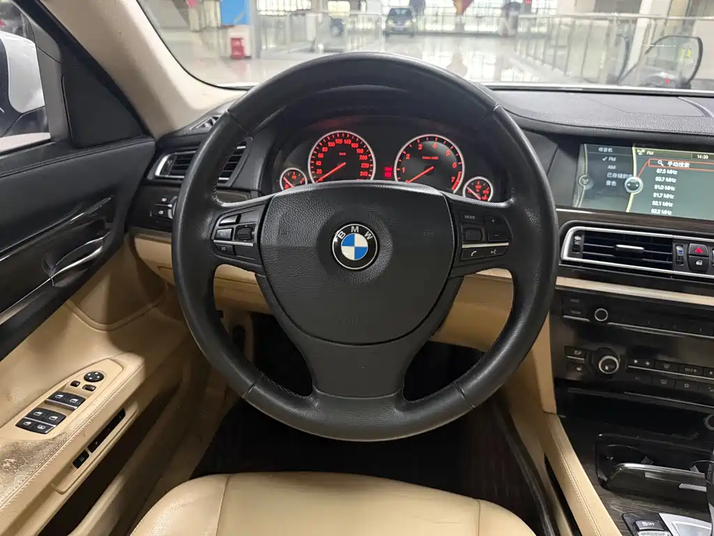 BMW 7 Series 2012 — фото 10