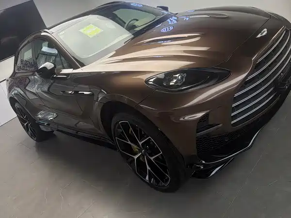 Aston Martin DBX 2025