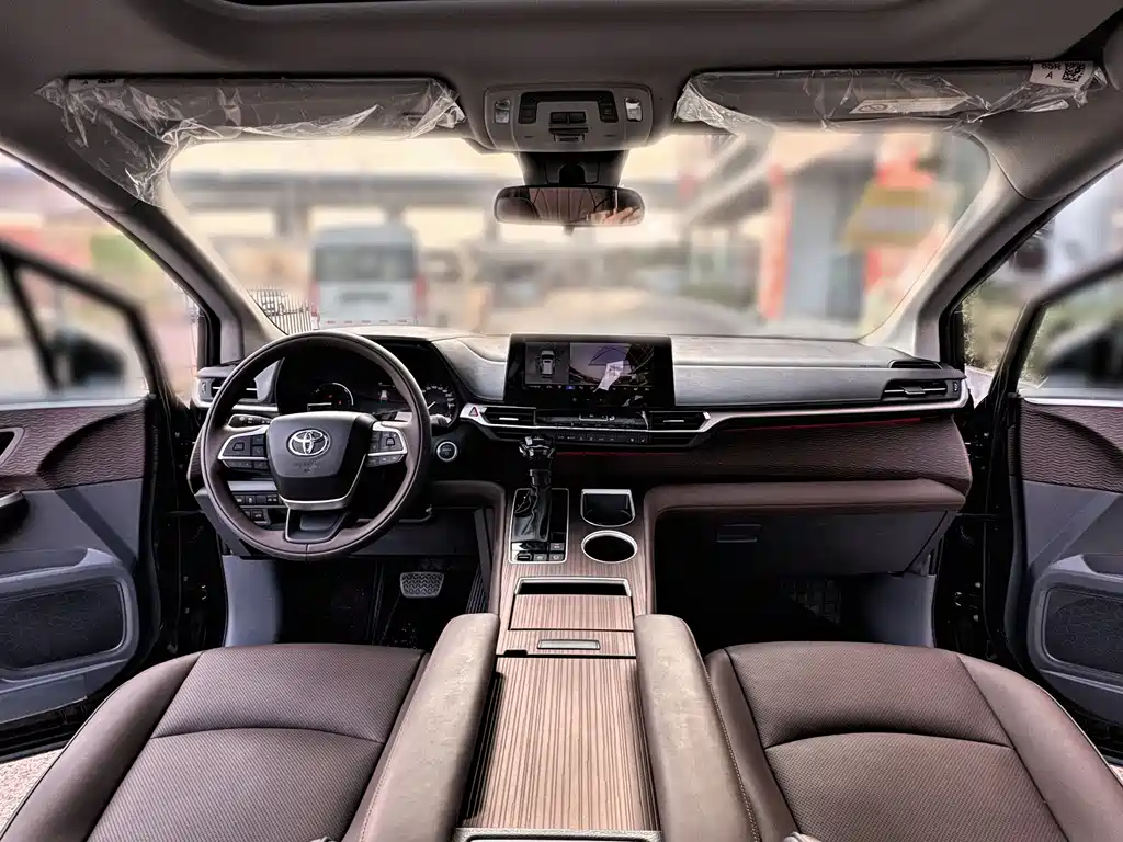 Toyota Sienna — фото 12