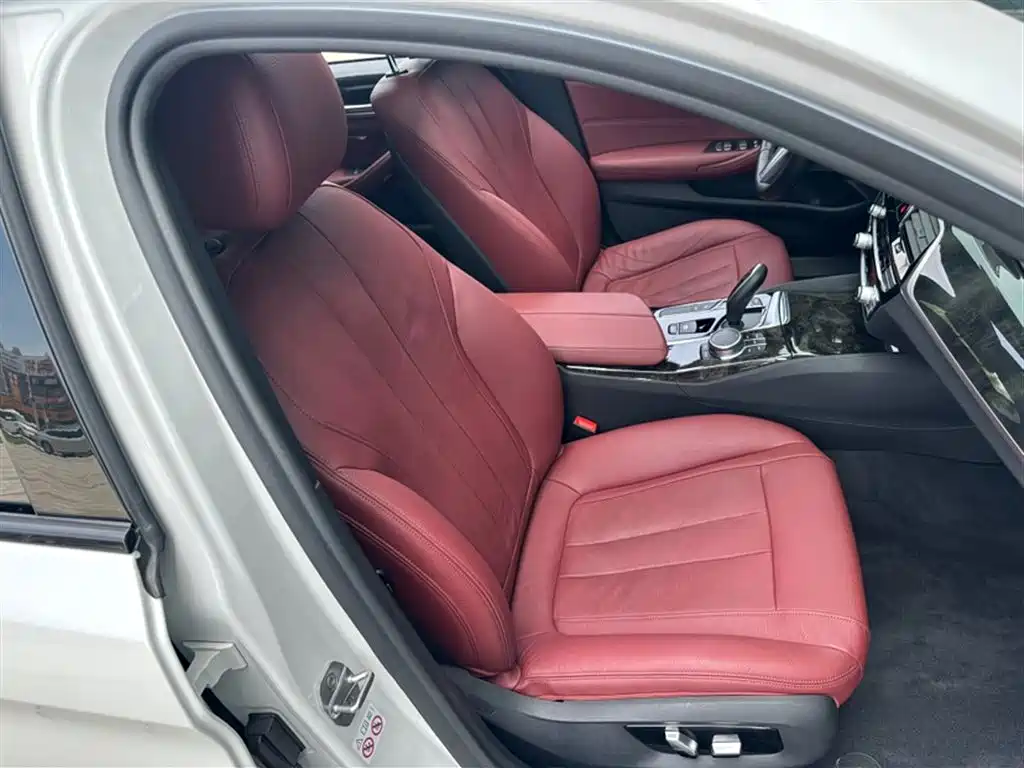 BMW 5 Series 2018 — фото 10